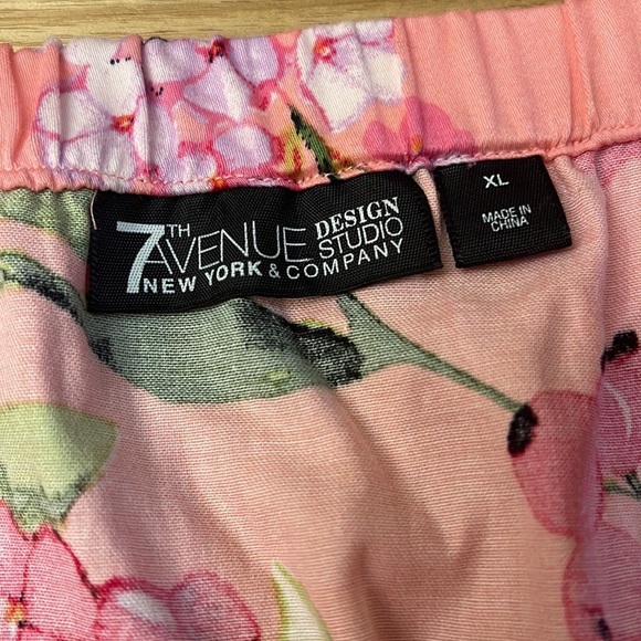 NY & COMPANY ⭐️ floral top - Picture 7 of 7